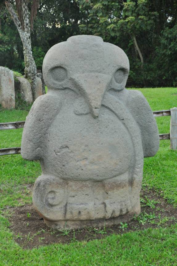 Escultura com formas de águia, no Parque Arqueológico de San Agustín, na Colômbia